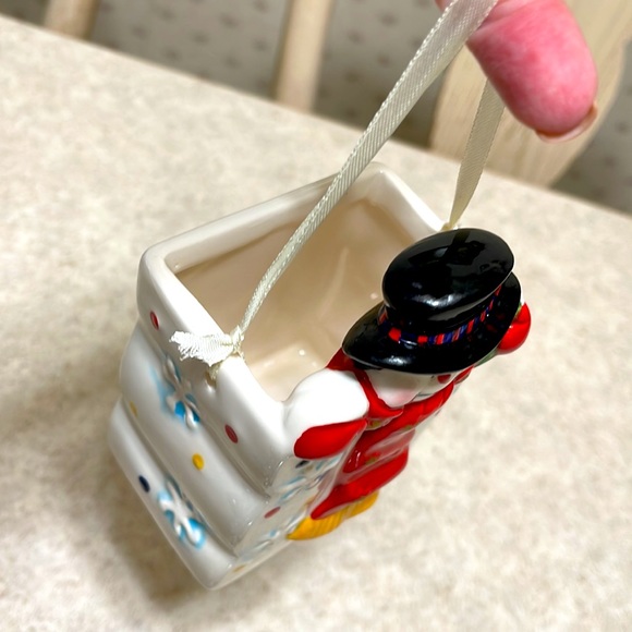 CHRISTMAS DECOR BUNDLE OF CERAMIC SNOWMAN GIFT BAG & ASSORTED BALLS & ORNAMENTS - Picture 4 of 14